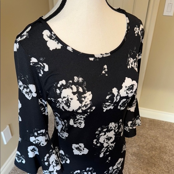 Tradition Dress Black and White Sheath Bell Sleeves Women's Size 12. - Picture 3 of 10